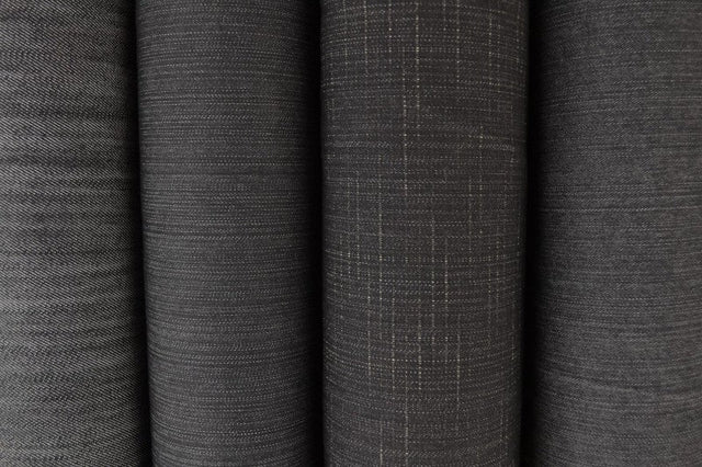 MÖRKGRÅ OTVÄTTAT DENIM MED STRETCH – 300 G/M²