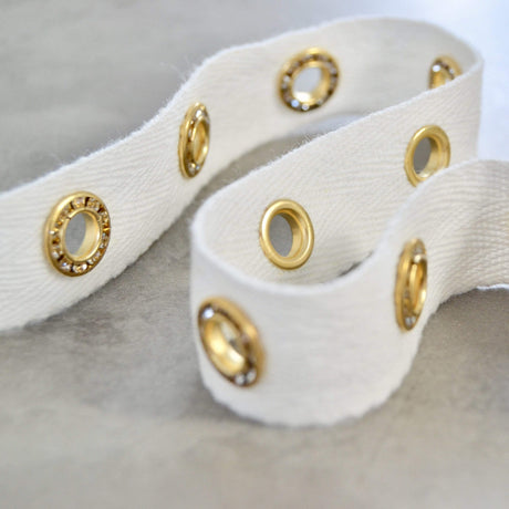 HVID BÅND MED GULD RINGE 20MM