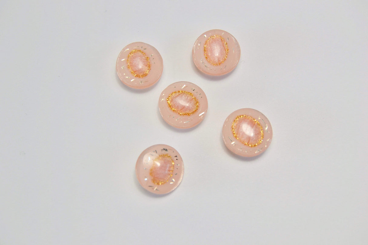 LYSERØDE KNAPPER MED GULD GLIMMER 5 STK.