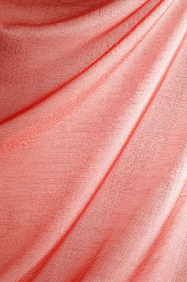 Silkeblød semi-transparent gardinvoile — koralrød, stofprøve