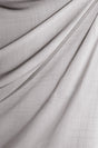 Silkeblød semi-transparent gardinvoile — lysegrå, stofprøve