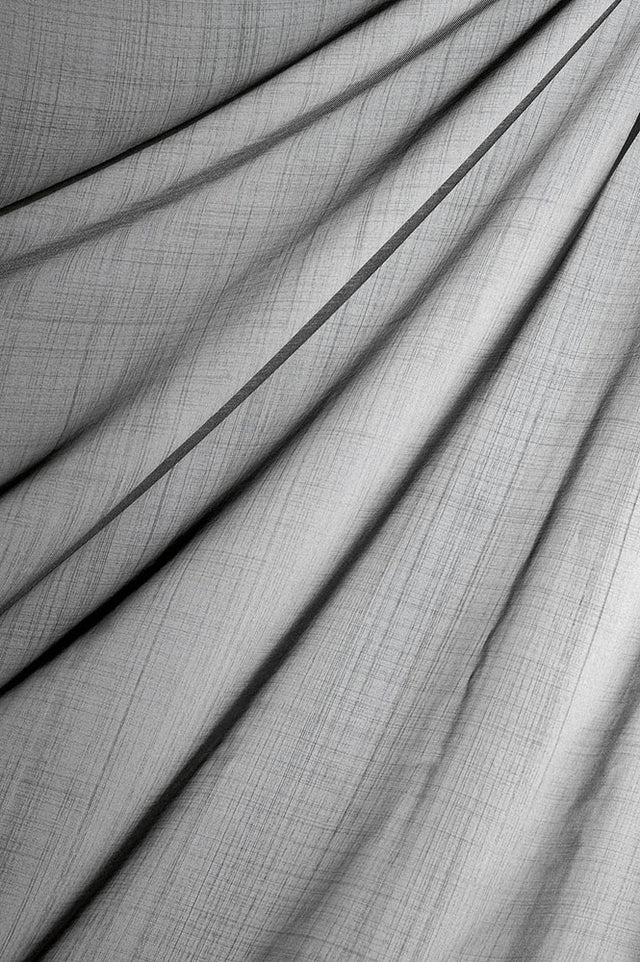 Silkeblød semi-transparent gardinvoile — antracitgrå, stofprøve