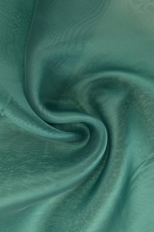 SMARAGDGRÖN ORGANZA – TRANSPARENT & GLÄNSANDE