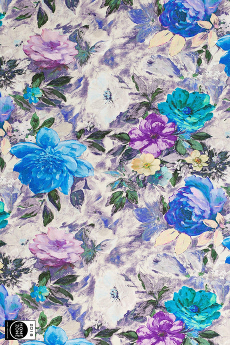 BLÅLILA BLOMTRYCK PÅ LJUS BOTTEN LEA MÖBELTYG – BLOMSTERTRYCK