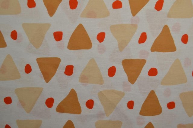 BEIGE HØR MED GRAFISK MØNSTER – BRUN & ORANGE – nærbillede