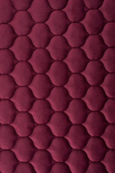 DJUP BORDEAUXRÖD MAGIC VELVET 3D – QUILTAD VELOUR MED DROPPMÖNSTER