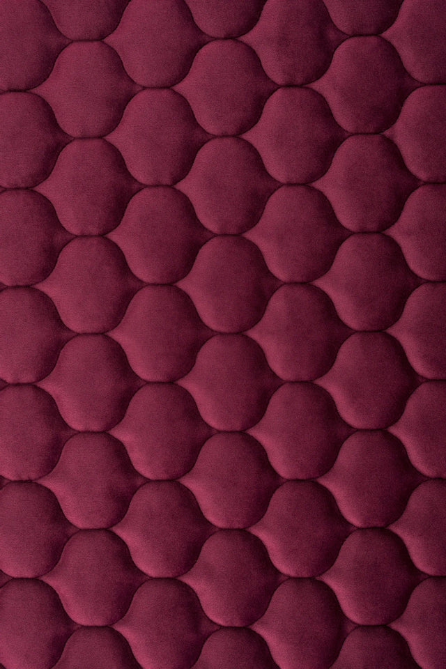 DYB BORDEAUXRØD MAGIC VELVET 3D – QUILTET VELOUR MED DRÅBEMØNSTER