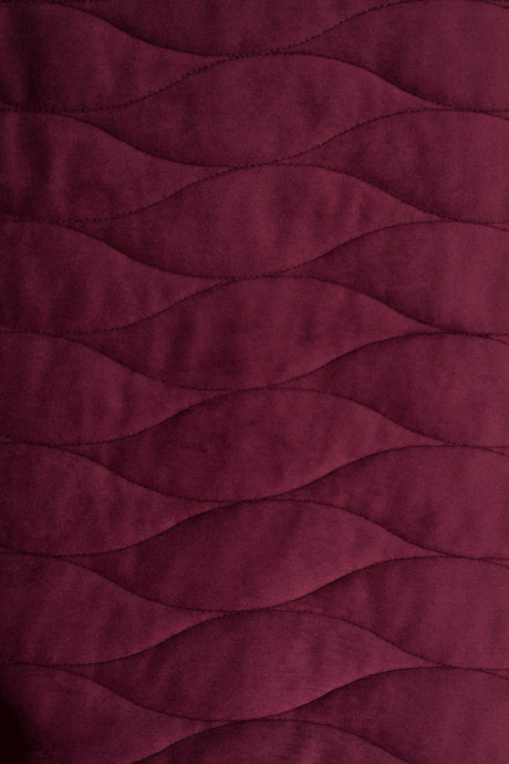 DJUP BORDEAUXRÖD MAGIC VELVET 3D – QUILTAD VELOUR MED VÅGMÖNSTER