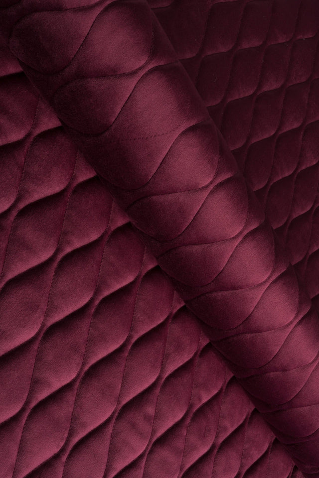 DYB BORDEAUXRØD MAGIC VELVET 3D – QUILTET VELOUR MED BLADMØNSTER