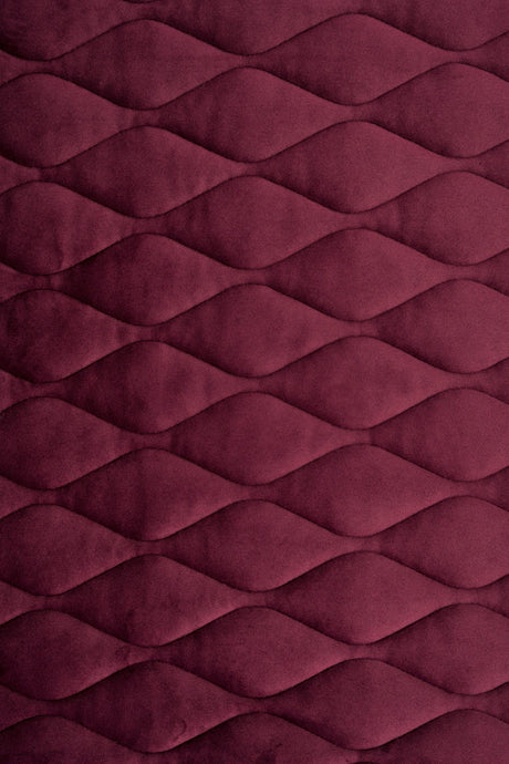 DJUP BORDEAUXRÖD MAGIC VELVET 3D – QUILTAD VELOUR MED BLADMÖNSTER