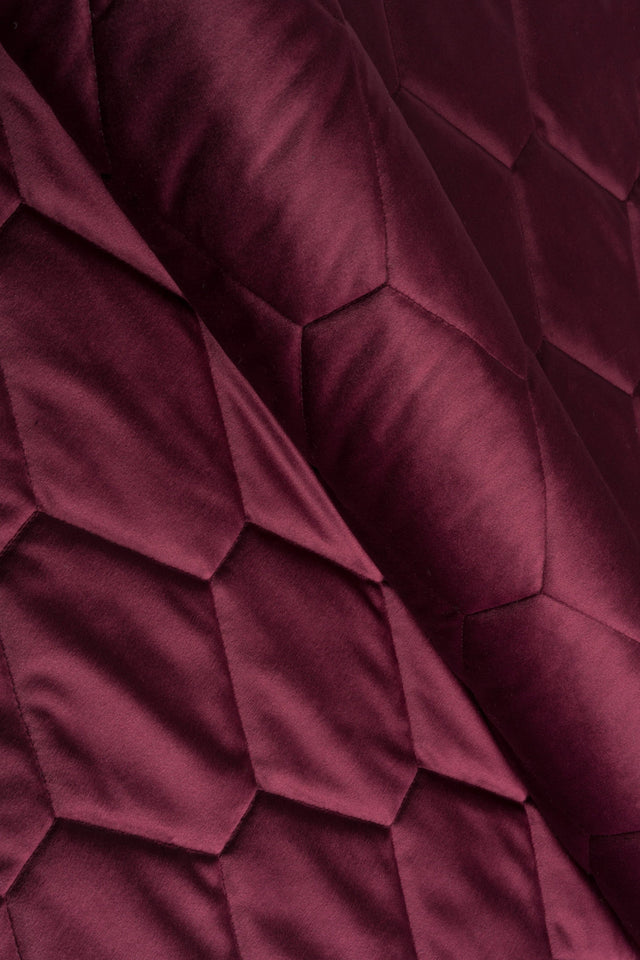 DYB BORDEAUXRØD MAGIC VELVET 3D – QUILTET VELOUR MED SEKSKANTMØNSTER