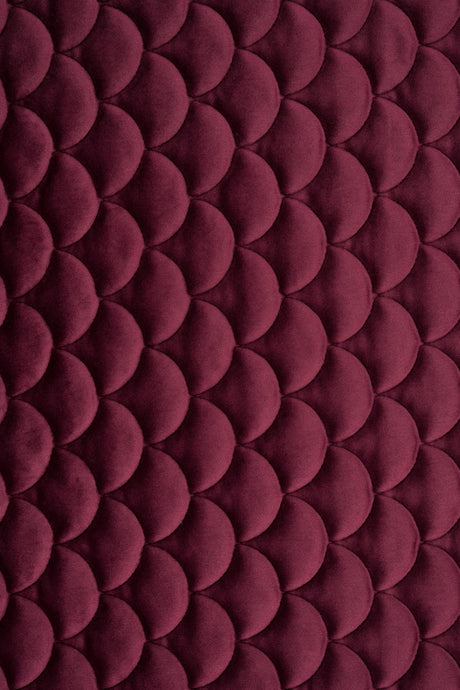 DJUP BORDEAUXRÖD MAGIC VELVET 3D – QUILTAD VELOUR MED FJÄLLMÖNSTER