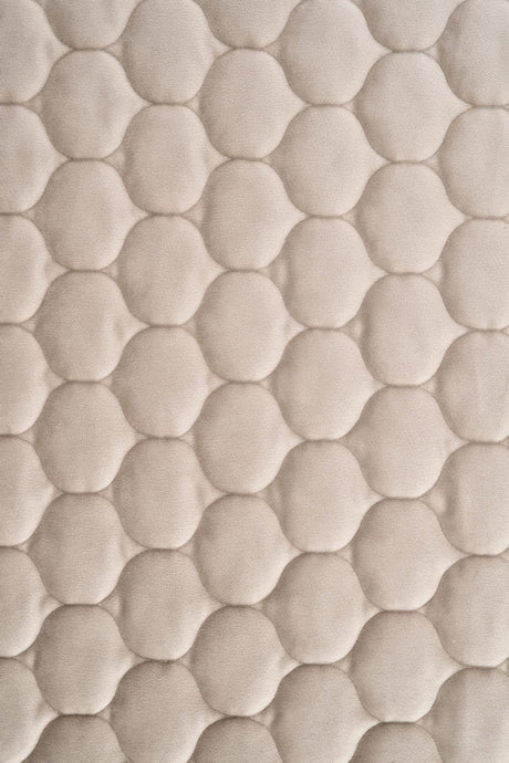 VARM SANDBEIGE MAGIC VELVET 3D – QUILTAD VELOUR MED DROPPMÖNSTER