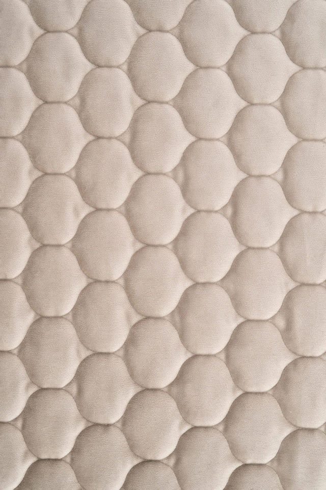 VARM SANDBEIGE MAGIC VELVET 3D – QUILTET VELOUR MED DRÅBEMØNSTER