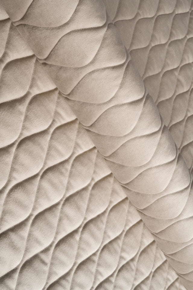 VARM SANDBEIGE MAGIC VELVET 3D – QUILTET VELOUR MED BLADMØNSTER