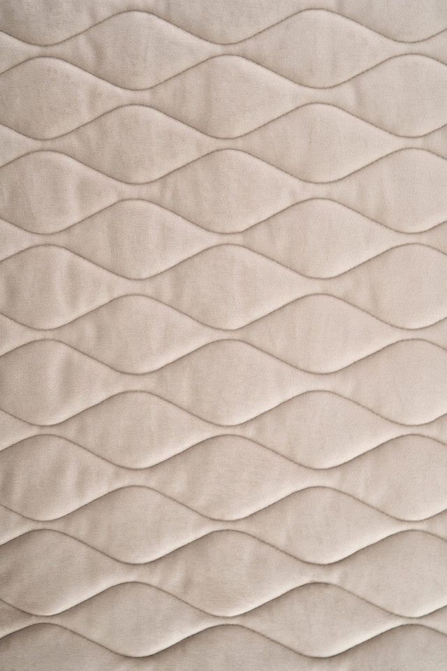 VARM SANDBEIGE MAGIC VELVET 3D – QUILTET VELOUR MED BLADMØNSTER