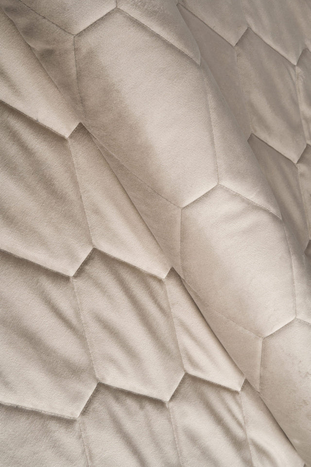 VARM SANDBEIGE MAGIC VELVET 3D – QUILTET VELOUR MED SEKSKANTMØNSTER