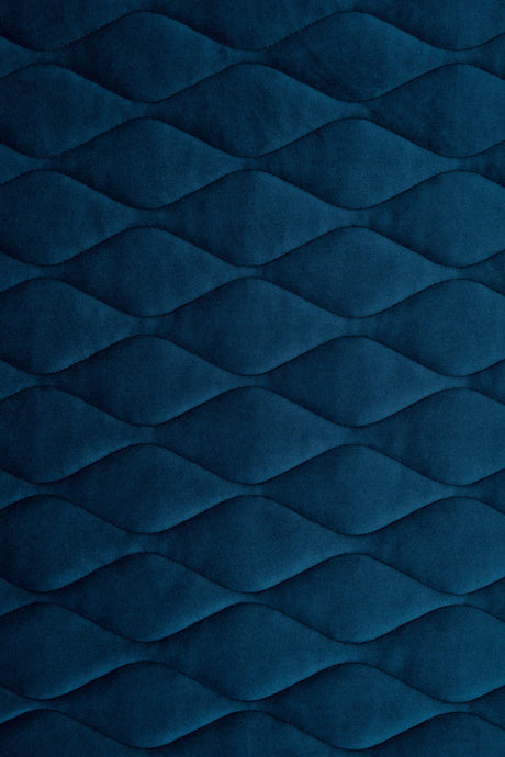 MÖRK PETROLBLÅ MAGIC VELVET 3D – KVILTAD VELOUR MED BLADMÖNSTER