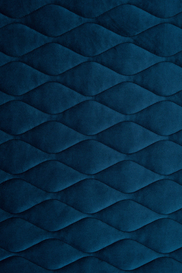 MØRK PETROLBLÅ MAGIC VELVET 3D – QUILTET VELOUR MED BLADMØNSTER