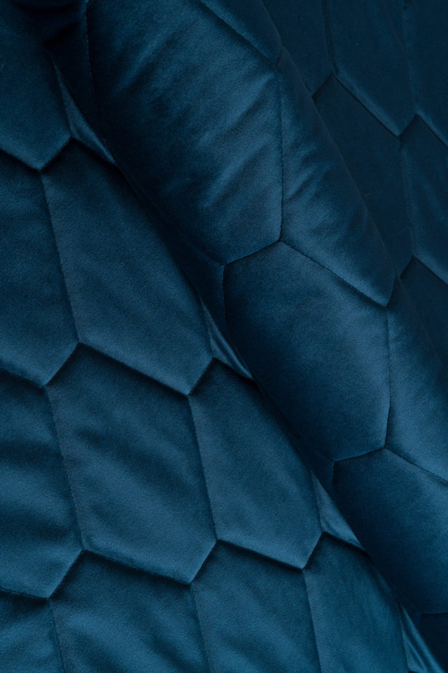 MØRK PETROLBLÅ MAGIC VELVET 3D – QUILTET VELOUR MED SEKSKANTMØNSTER