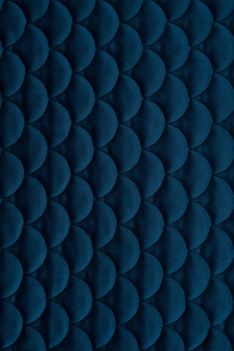 MÖRK PETROLBLÅ MAGIC VELVET 3D – QUILTAD VELOUR MED FJÄLLMÖNSTER