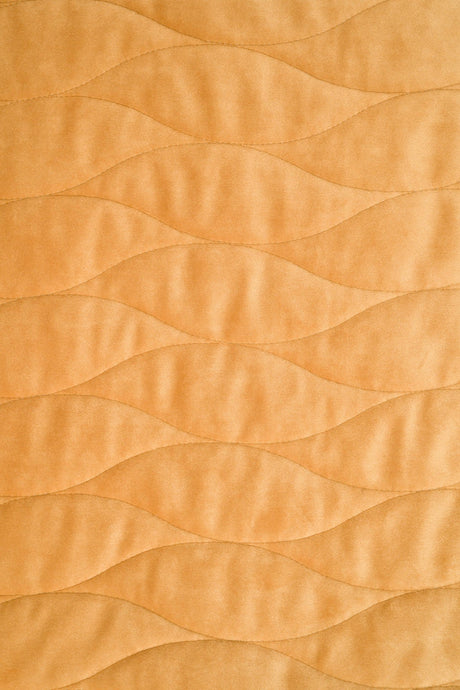 VARM HONUNGSGUL MAGIC VELVET 3D – QUILTAD VELOUR MED VÅGMÖNSTER
