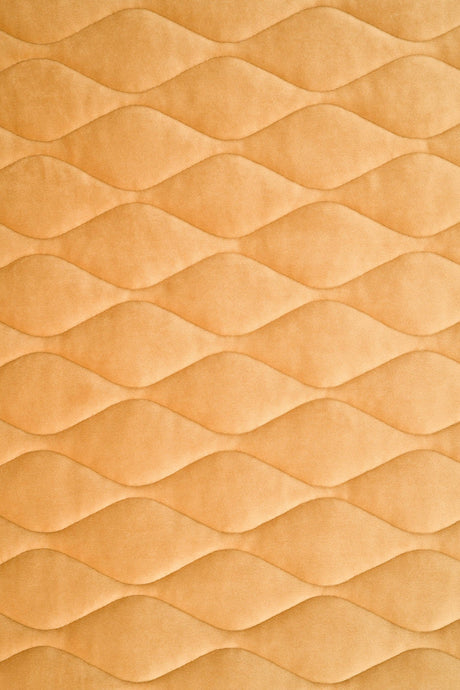 VARM HONUNGSGUL MAGIC VELVET 3D – QUILTAD VELOUR MED BLADMÖNSTER