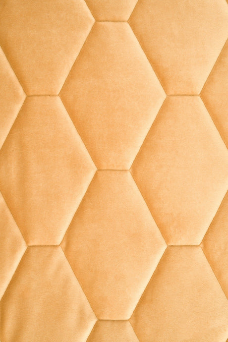 VARM HONUNGSGUL MAGIC VELVET 3D – QUILTAD VELOUR MED SEXKANTMÖNSTER