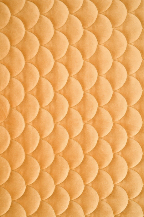 VARM HONUNGSGUL MAGIC VELVET 3D – QUILTAD VELOUR MED FJÄLLMÖNSTER