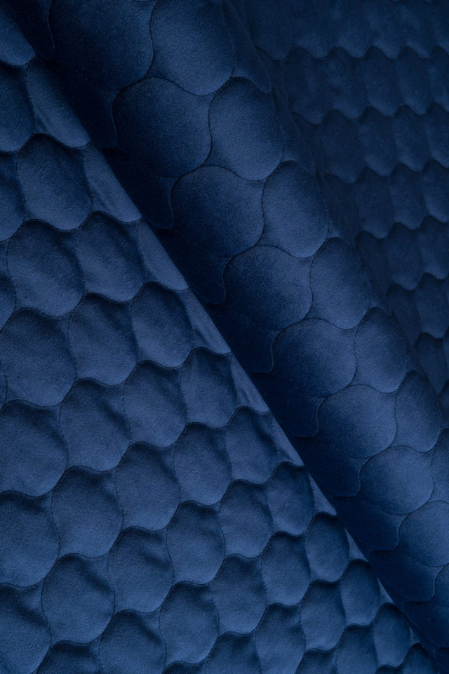 KLASSISK MARINEBLÅ MAGIC VELVET 3D – QUILTET VELOUR MED DRÅBEMØNSTER