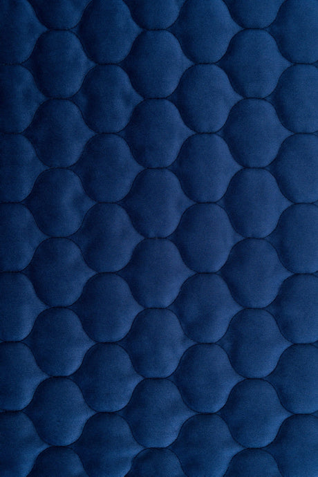 KLASSISK MARINBLÅ MAGIC VELVET 3D – QUILTAD VELOUR MED DROPPMÖNSTER