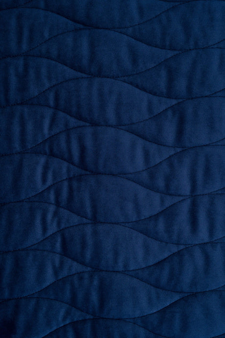 KLASSISK MARINBLÅ MAGIC VELVET 3D – QUILTAD VELOUR MED VÅGMÖNSTER