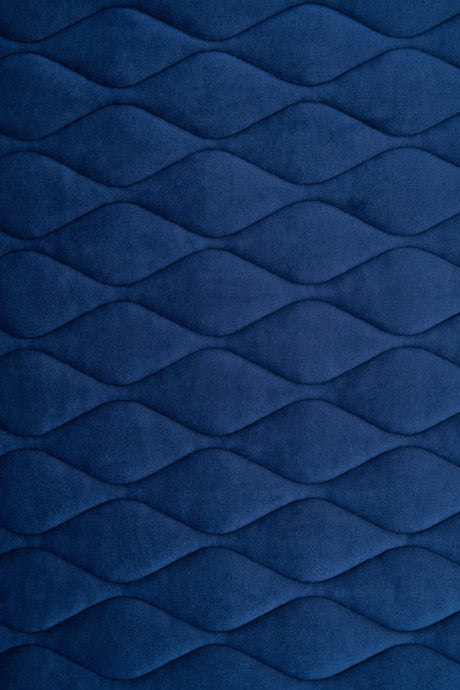 KLASSISK MARINBLÅ MAGIC VELVET 3D – QUILTAD VELOUR MED BLADMÖNSTER