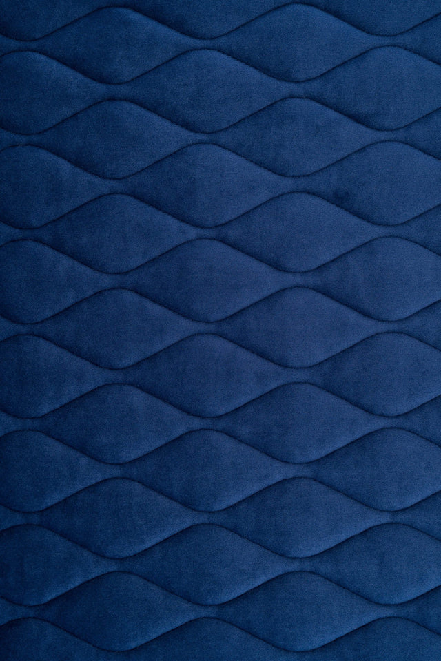 KLASSISK MARINEBLÅ MAGIC VELVET 3D – QUILTET VELOUR MED BLADMØNSTER
