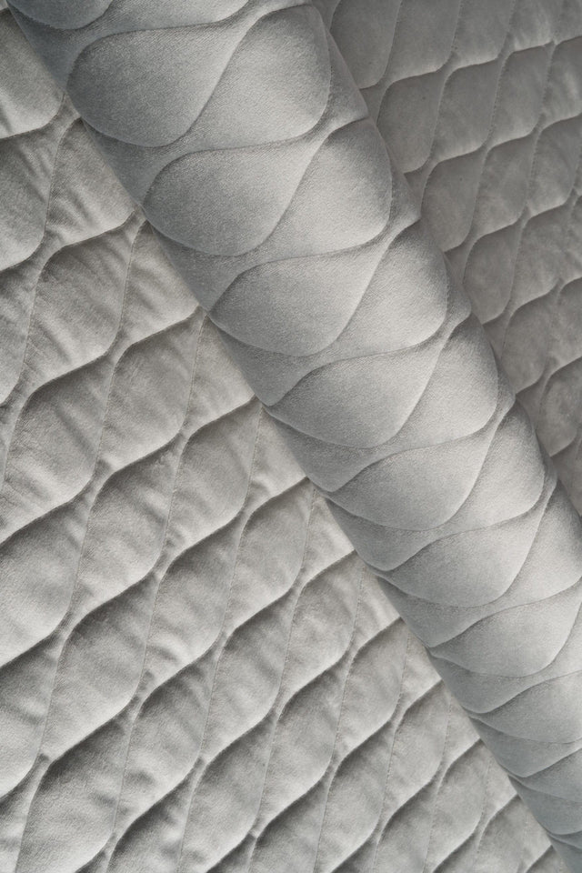 ROLIG STENGRÅ MAGIC VELVET 3D – QUILTET VELOUR MED BLADMØNSTER