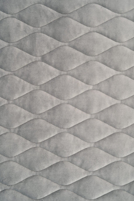 LUGN STENGRÅ MAGIC VELVET 3D – QUILTAD VELOUR MED BLADMÖNSTER