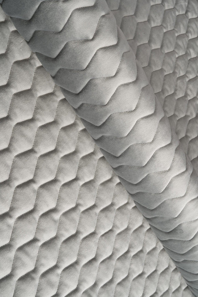 ROLIG STENGRÅ MAGIC VELVET 3D – QUILTET VELOUR MED ZIGZAGMØNSTER
