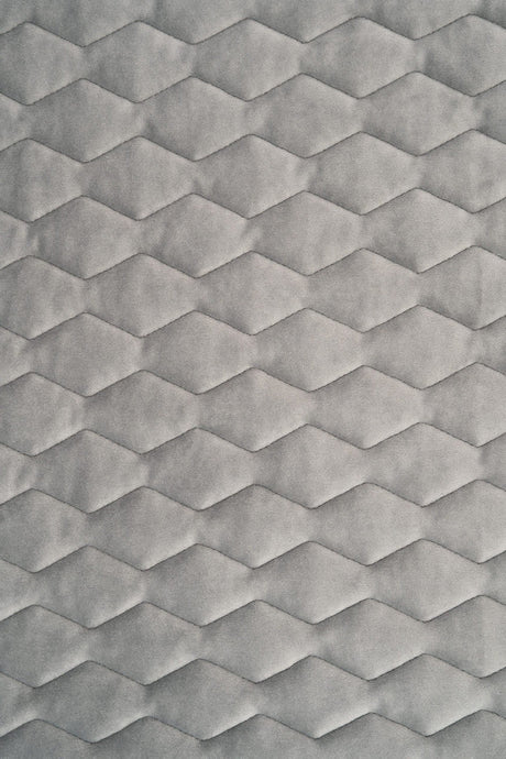 LUGN STENGRÅ MAGIC VELVET 3D – QUILTAD VELOUR MED SICKSACKMÖNSTER