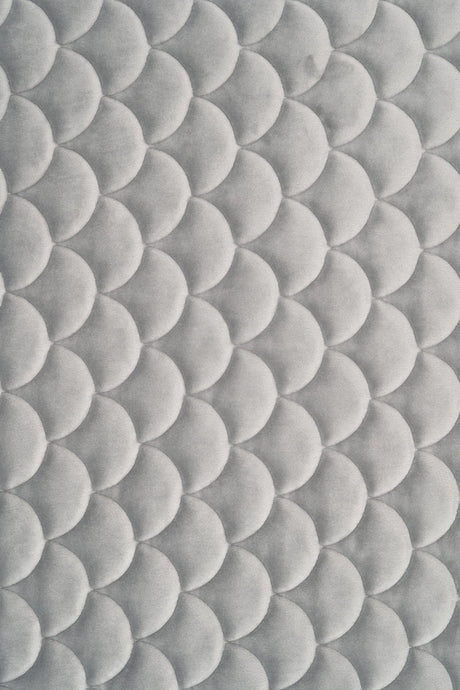 LUGN STENGRÅ MAGIC VELVET 3D – QUILTAD VELOUR MED FJÄLLMÖNSTER