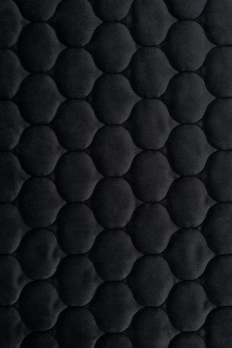 MATT NATTSVART MAGIC VELVET 3D – KVILTAD VELOUR MED DROPPMÖNSTER