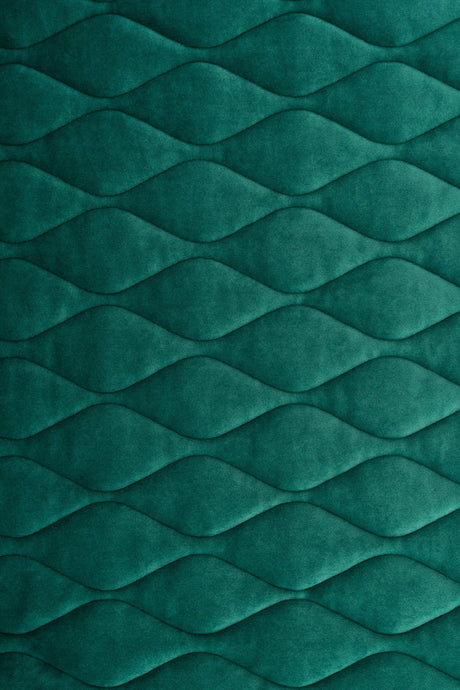 MÖRK SMARAGDGRÖN MAGIC VELVET 3D – QUILTAD VELOUR MED BLADMÖNSTER