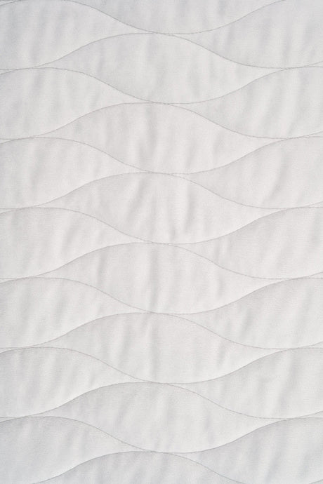 KLAR SNÖVIT MAGIC VELVET 3D – QUILTAD VELOUR MED VÅGMÖNSTER
