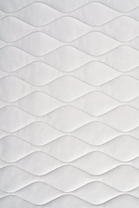 KLAR SNÖVIT MAGIC VELVET 3D – QUILTAD VELOUR MED BLADMÖNSTER