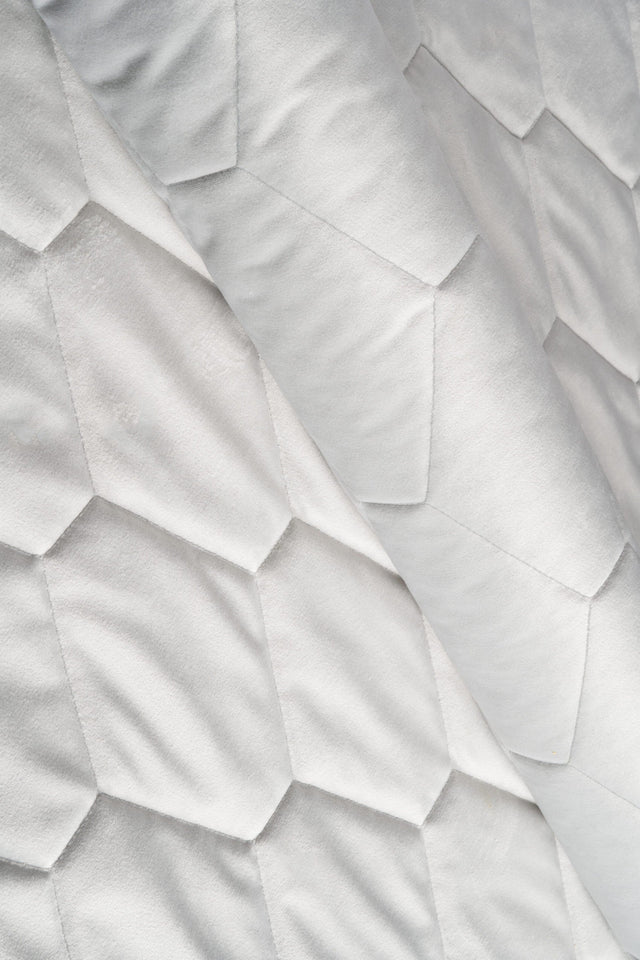 KLAR SNEHVID MAGIC VELVET 3D – QUILTET VELOUR MED SEKSKANTMØNSTER