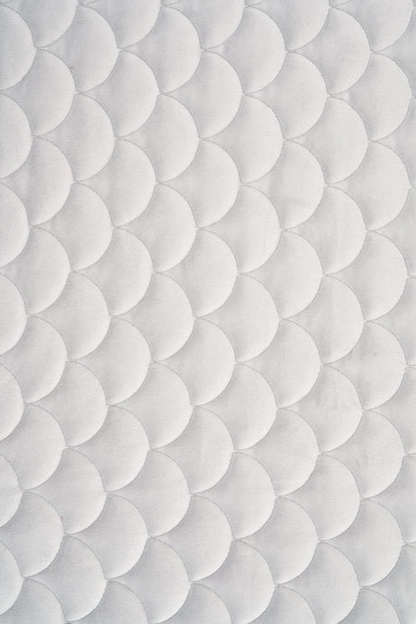 KLAR SNÖVIT MAGIC VELVET 3D – QUILTAD VELOUR MED FJÄLLMÖNSTER