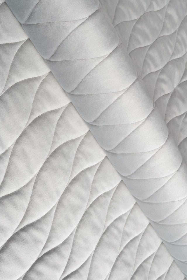 LYS SØLVGRÅ MAGIC VELVET 3D – QUILTET VELOUR MED BØLGEMØNSTER