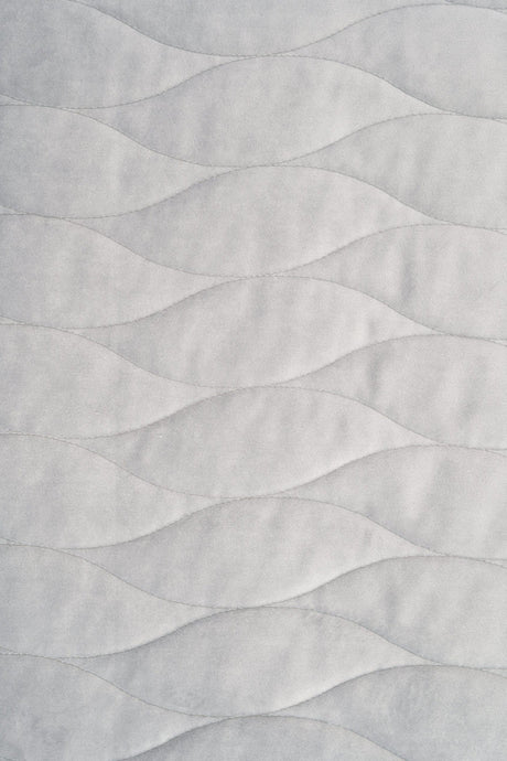 LJUS SILVERGRÅ MAGIC VELVET 3D – QUILTAD VELOUR MED VÅGMÖNSTER