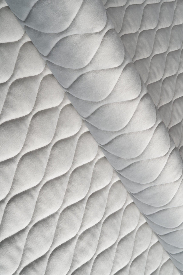LYS SØLVGRÅ MAGIC VELVET 3D – QUILTET VELOUR MED BLADMØNSTER
