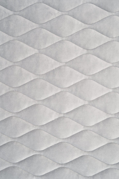 LJUS SILVERGRÅ MAGIC VELVET 3D – QUILTAD VELOUR MED BLADMÖNSTER