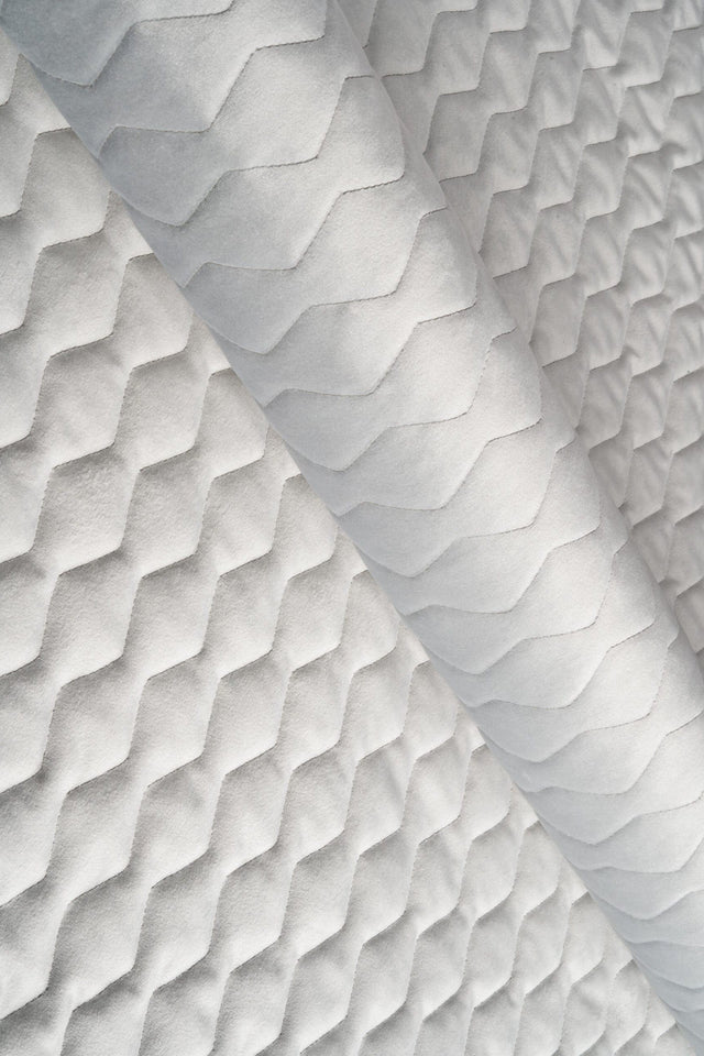 LYS SØLVGRÅ MAGIC VELVET 3D – QUILTET VELOUR MED ZIGZAGMØNSTER